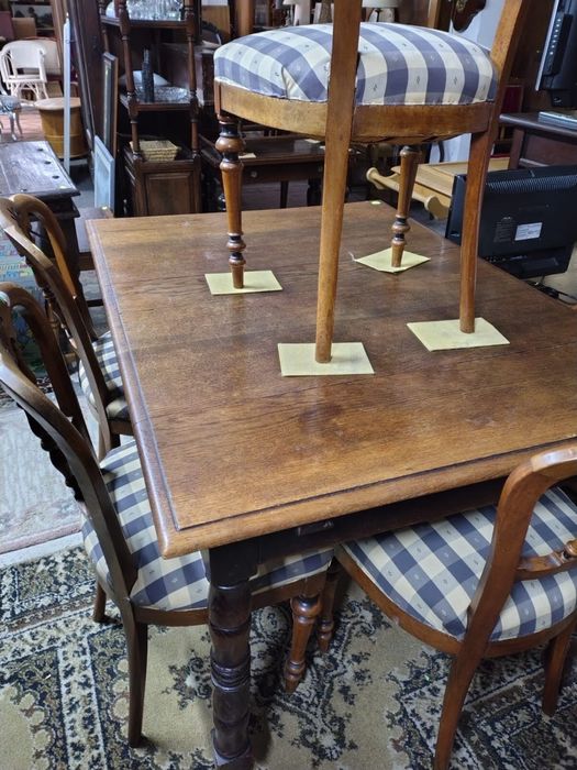 Stół rozkładany z litego drewna + 4 krzesła komplet