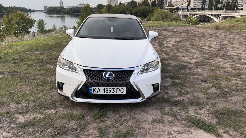 Продам Lexus ct200h