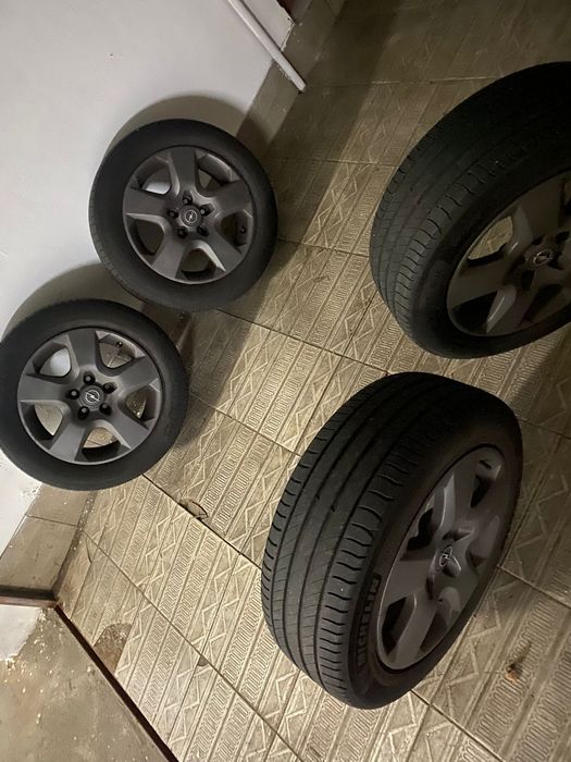Vendo 4 jantes de ferro com tampões para Opel Vectra C com 4 pneus