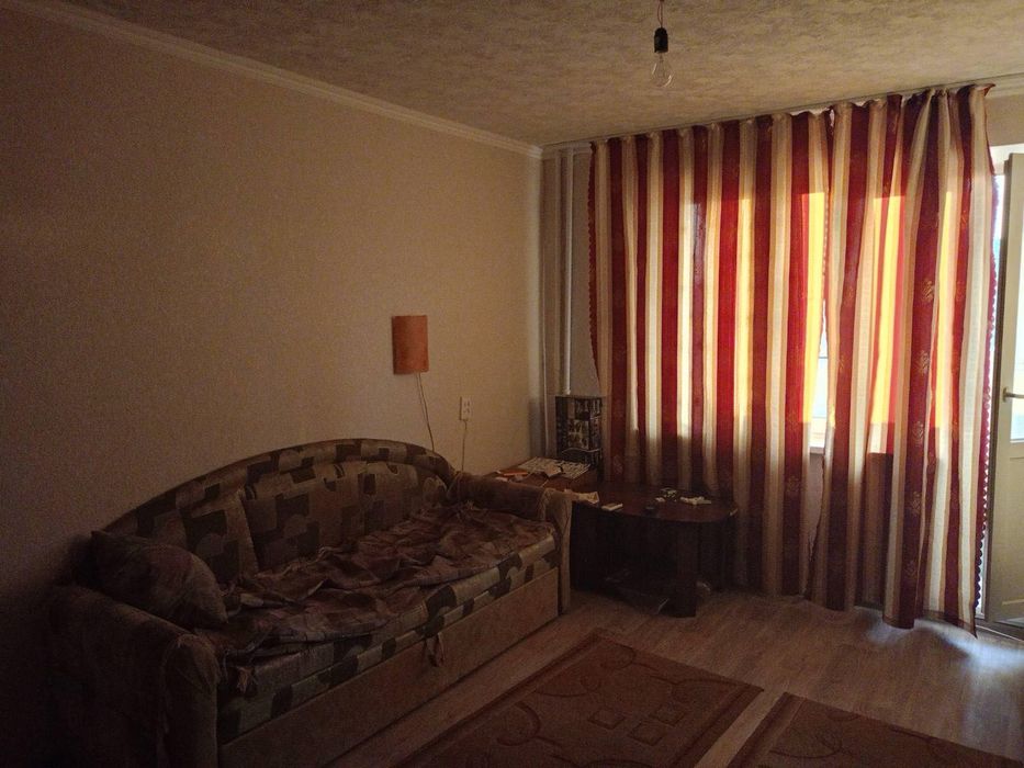 Світла 1‑кімнатна квартира 40 м², Дніпро, вікна на Образцовський ринок