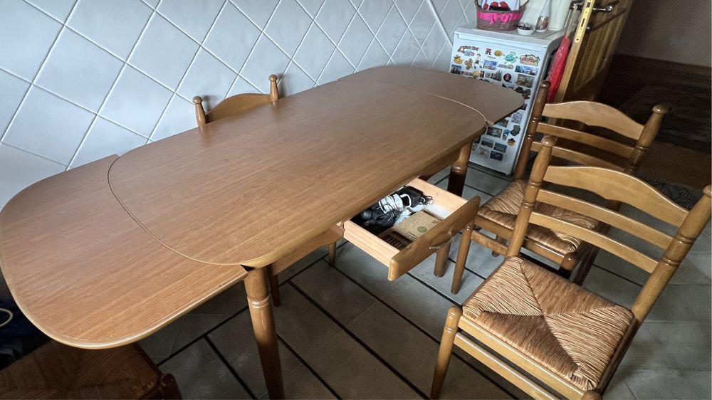 Mesa de cozinha extensível com quatro cadeiras