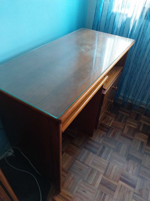 Secretária com tampo de vidro, 3 gavetas e prateleira deslizante
