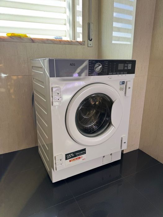 Máquina de Lavar Roupa AEG L7FEE841BI Encastrável 8kg - Usada 3 Anos