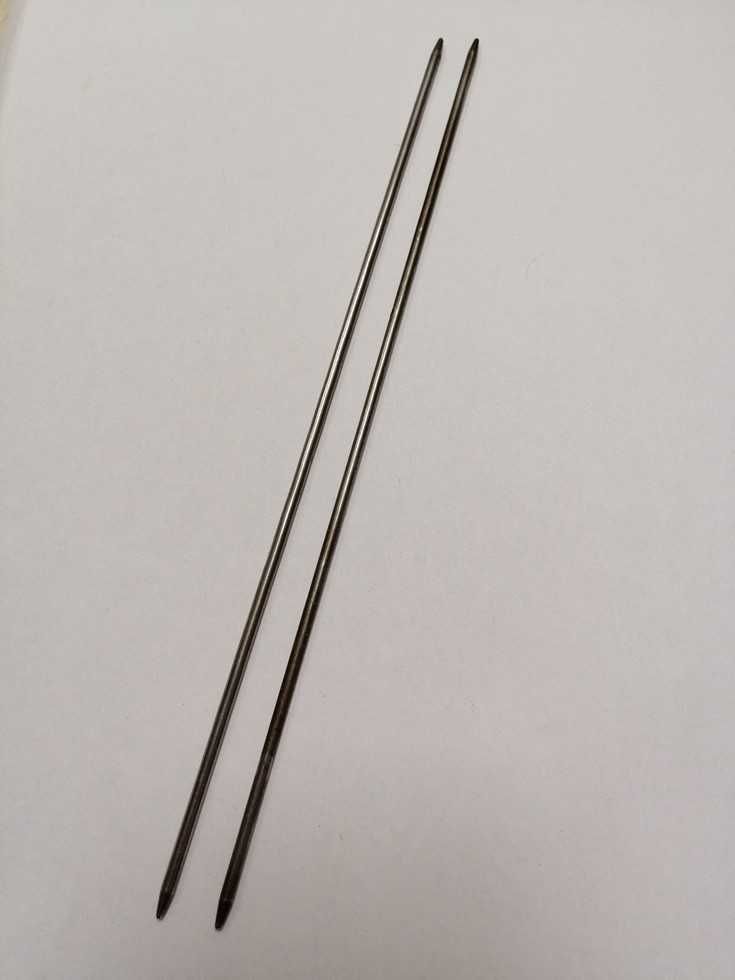 Proste, krótkie druty stalowe. 2 sztuki dł. 20,5 cm, śr. 2,5 mm. PRL.