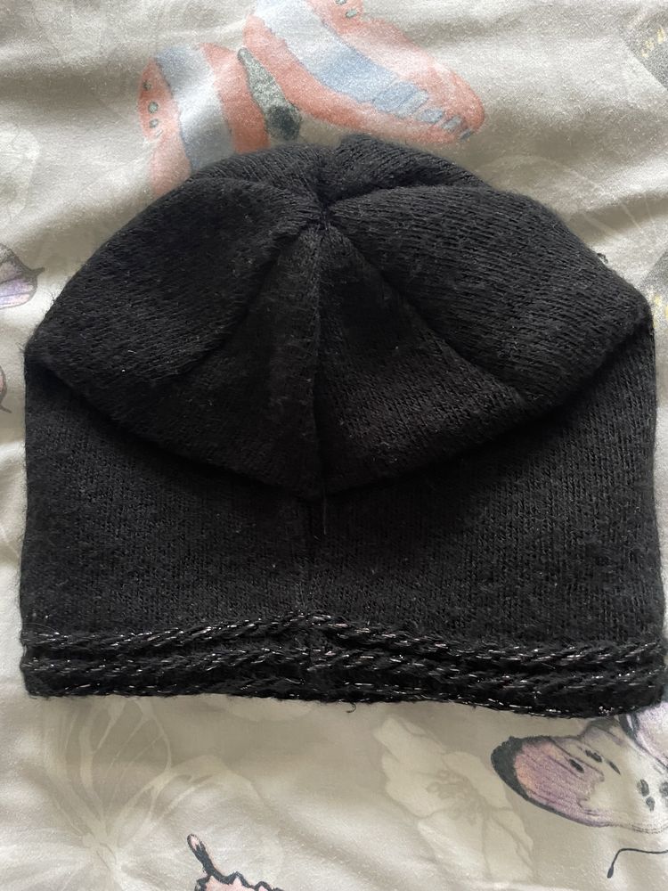 czarna damska czapka