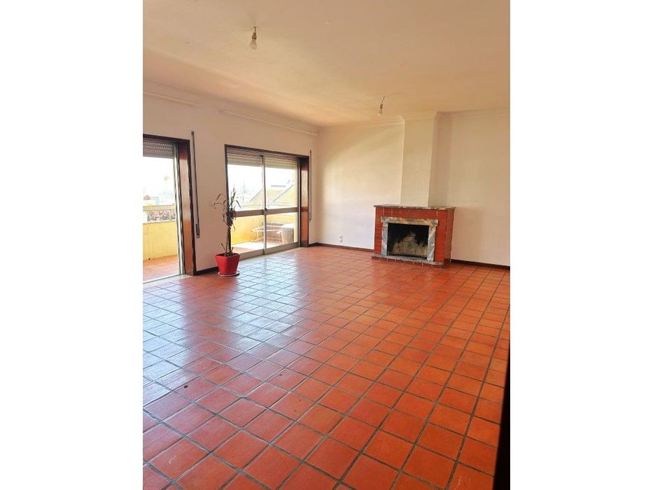 Apartamento T4 com 2 casas de banho e lugar de garagem em Oliveira ...