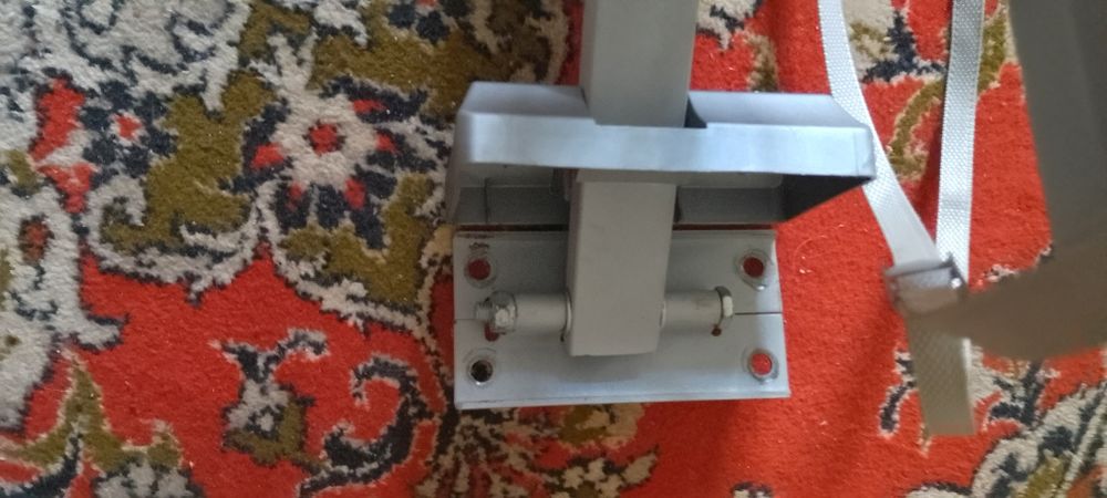 Висяча полка під телевізор.