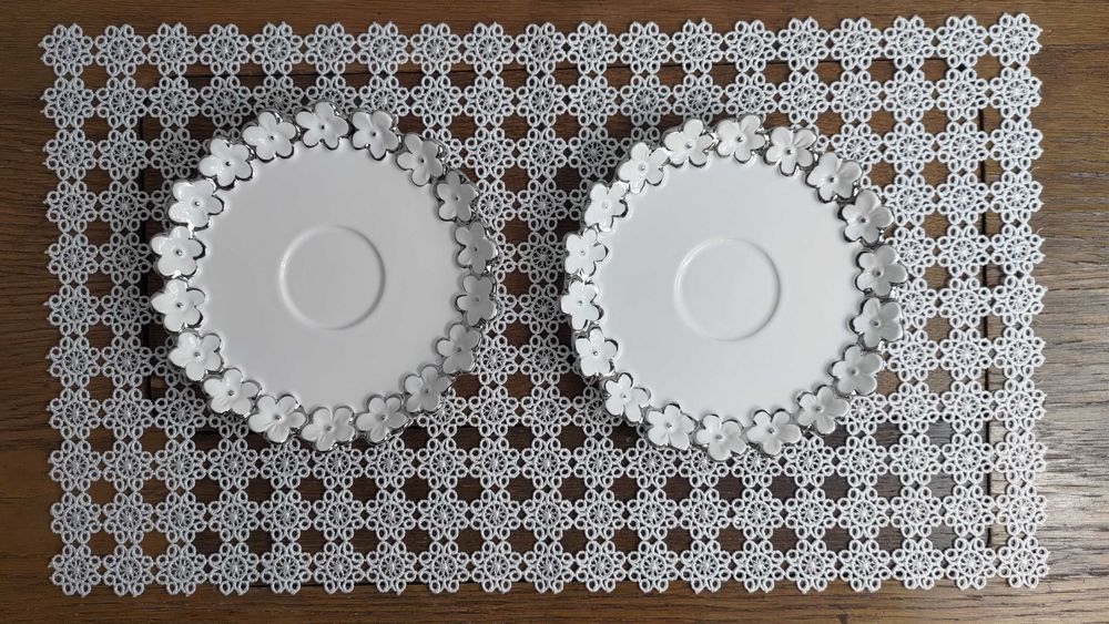 Komplet dwóch białych filiżanek z podstawkami home&you