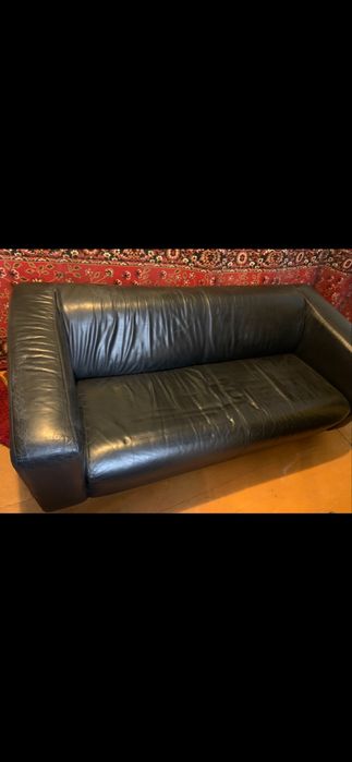 Czarna sofa skórzana