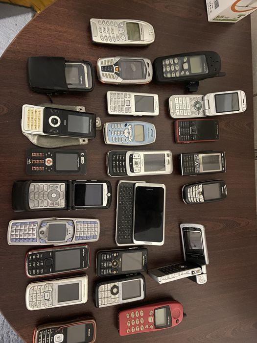Лот разных мобильных телефонов