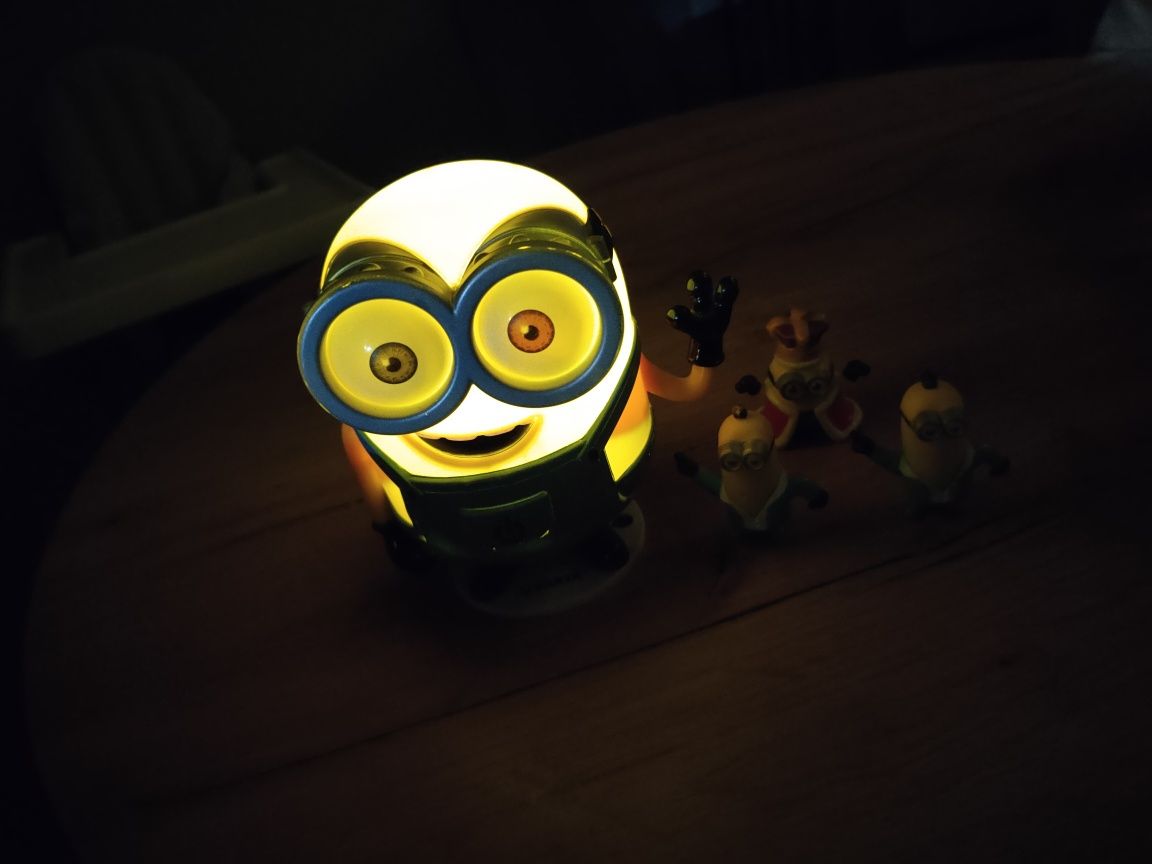 Świecący Minionek lampka  nocna + figurki Varta