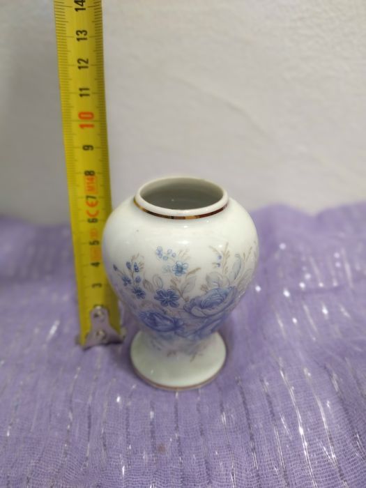 Pote em miniatura de porcelana