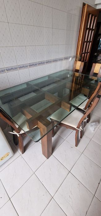 Mesa e cinco cadeiras em carvalho