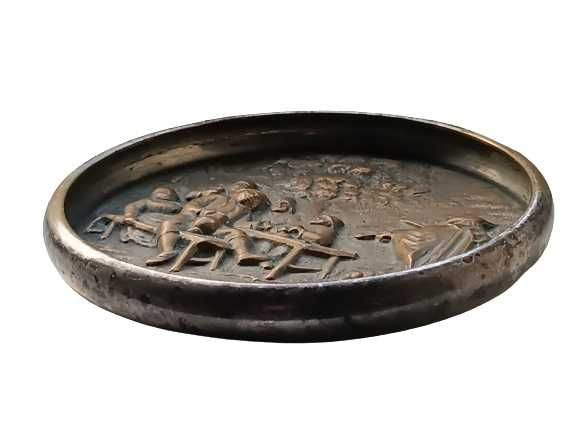 Mała platerowana patera z motywem