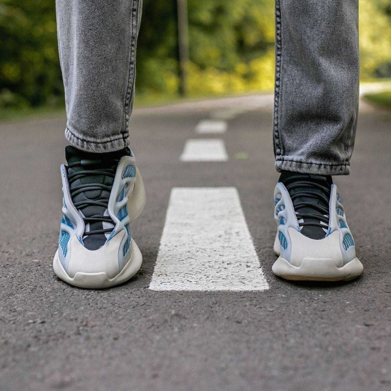 Чоловічі кросівки AdidasYeezy Boost 700 V3 білий з блакитним 881 ЗНИЖА