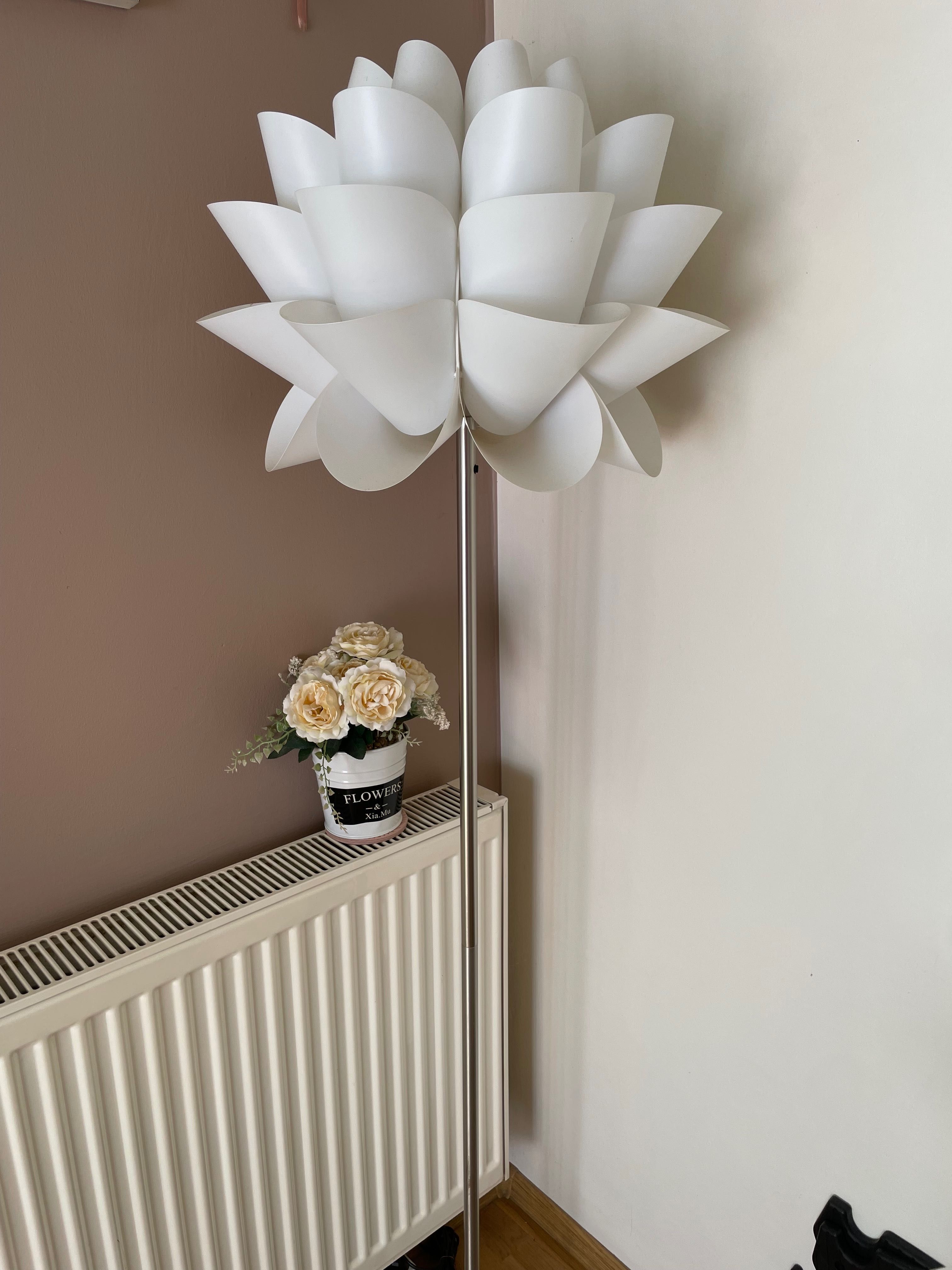Lampa stojąca biała