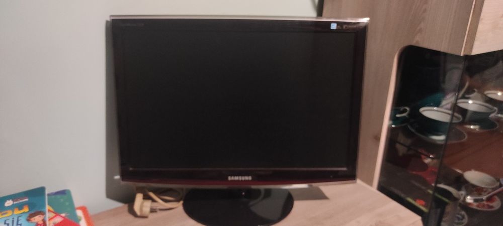 Sprzedam monitor Samsung SyncMaster T220 (z zasilaczem)

Monitor używa