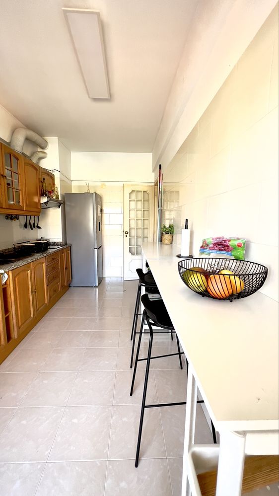 Quarto para Senhoras em Apartamento T4 (merces)
