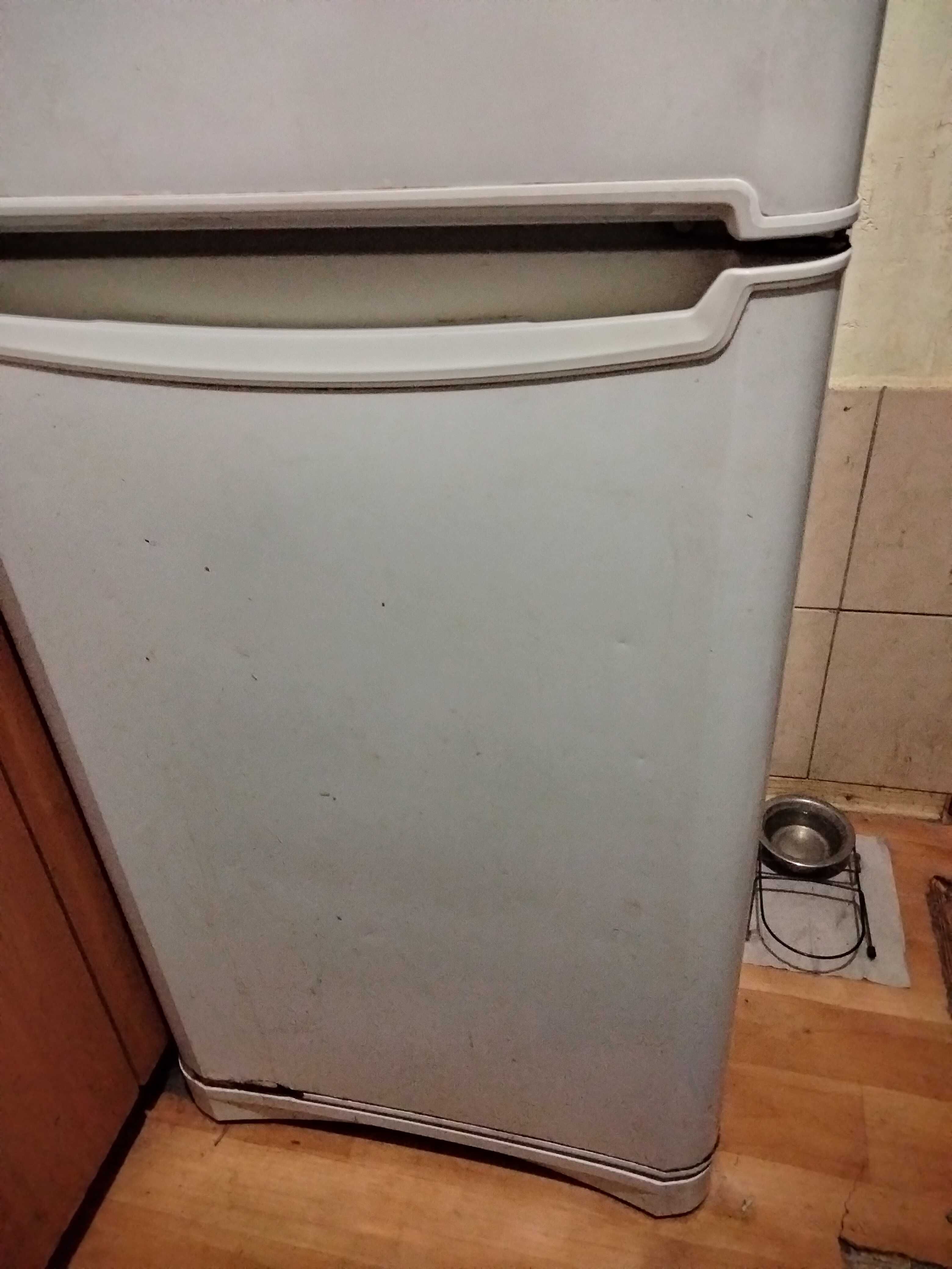 Холодильник Indesit 1,8