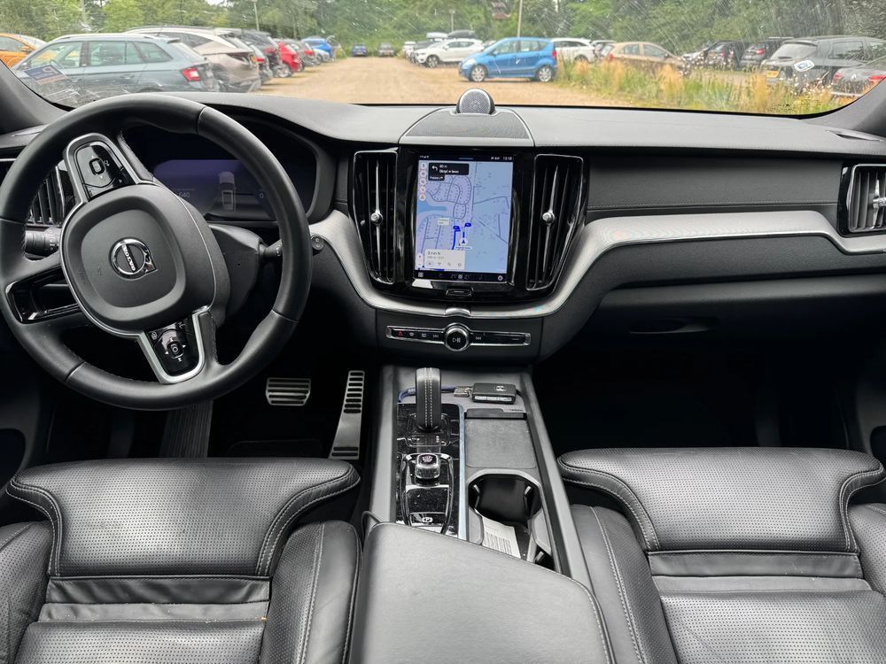 Volvo XC 60 Volvo XC60 Recharge T8 R-Design – Najbogatsza wersja wyposażenia.