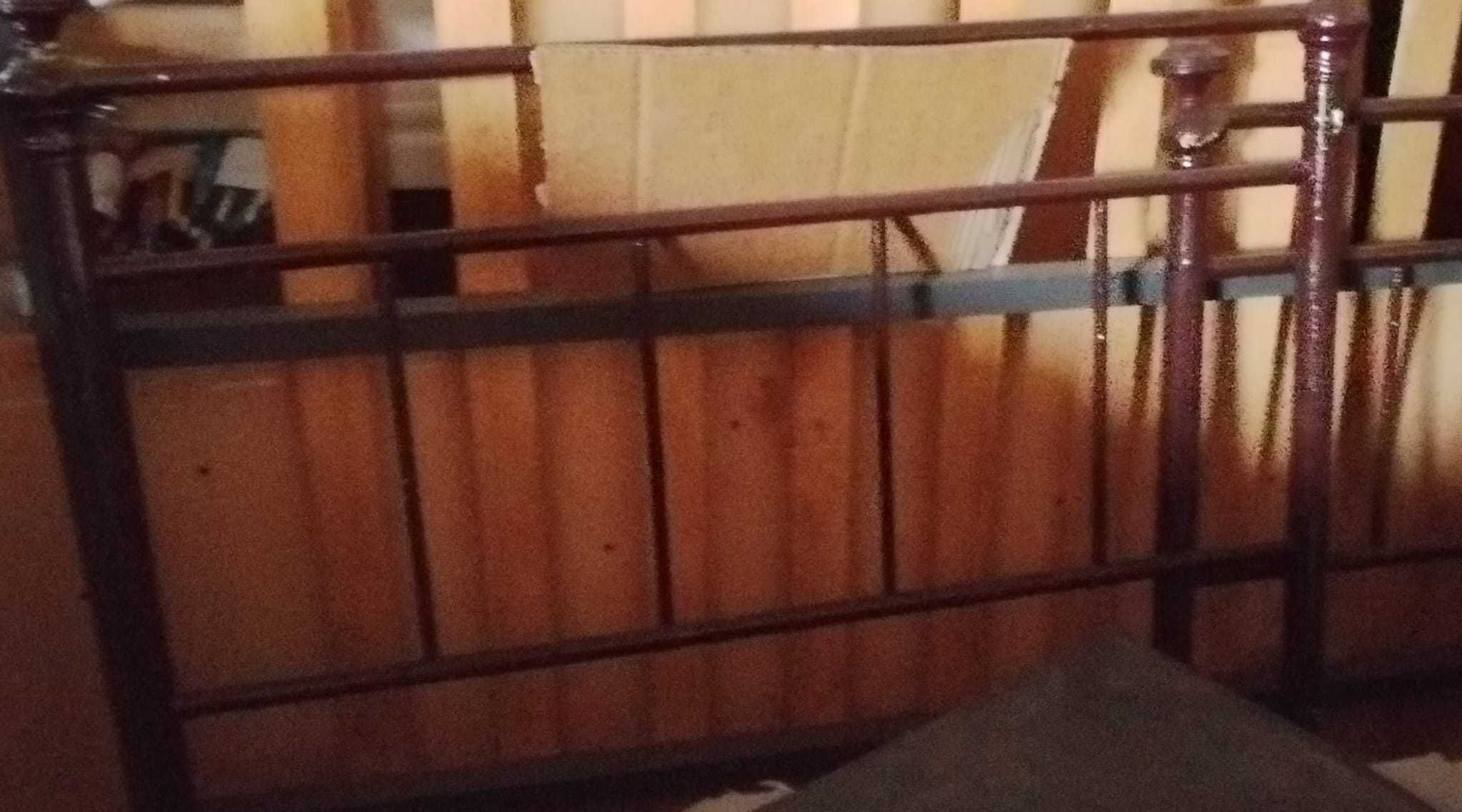 Cama de ferro pequena