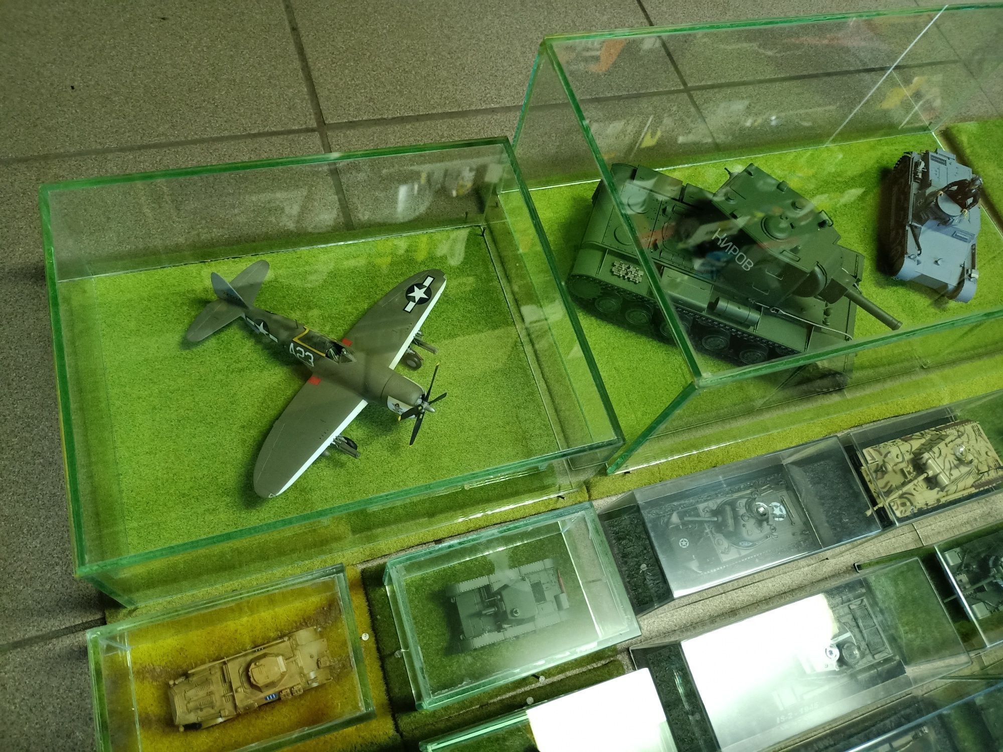 Kolekcja wojskowa modeli czołgów samolotów żołnierzy i armata