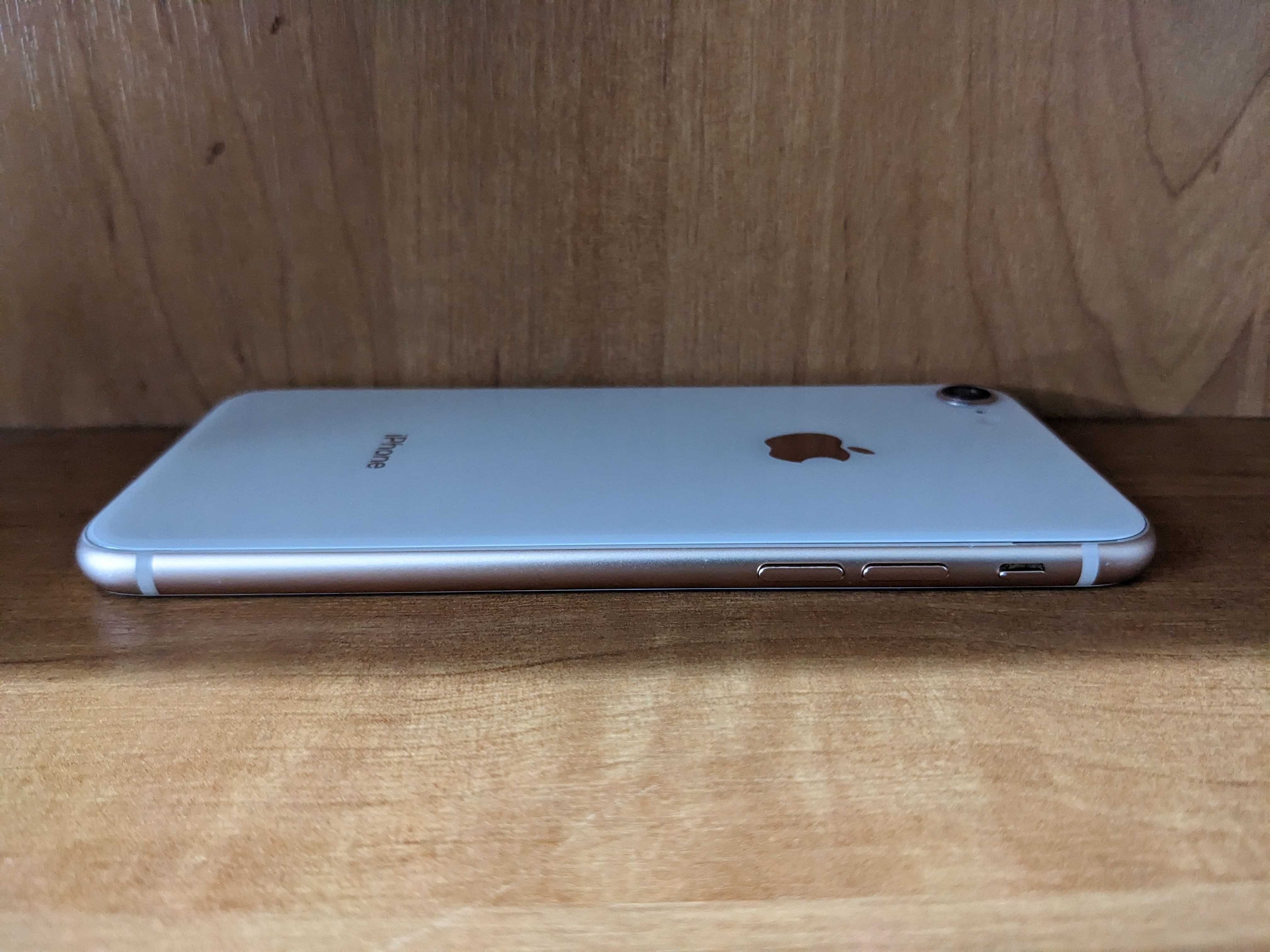 Смартфон Apple iPhone 8 A1863 64GB с фирменным чехлом, блочек и кабель