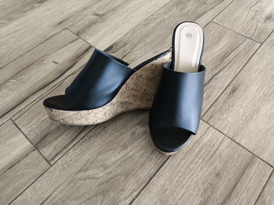 Eleganckie Klapki na koturnie 40