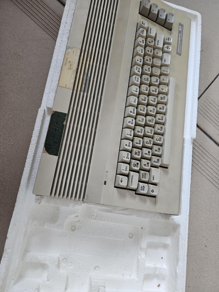 Commodore 64 C64C z pudełkiem – retro komputer – bez zasilacza