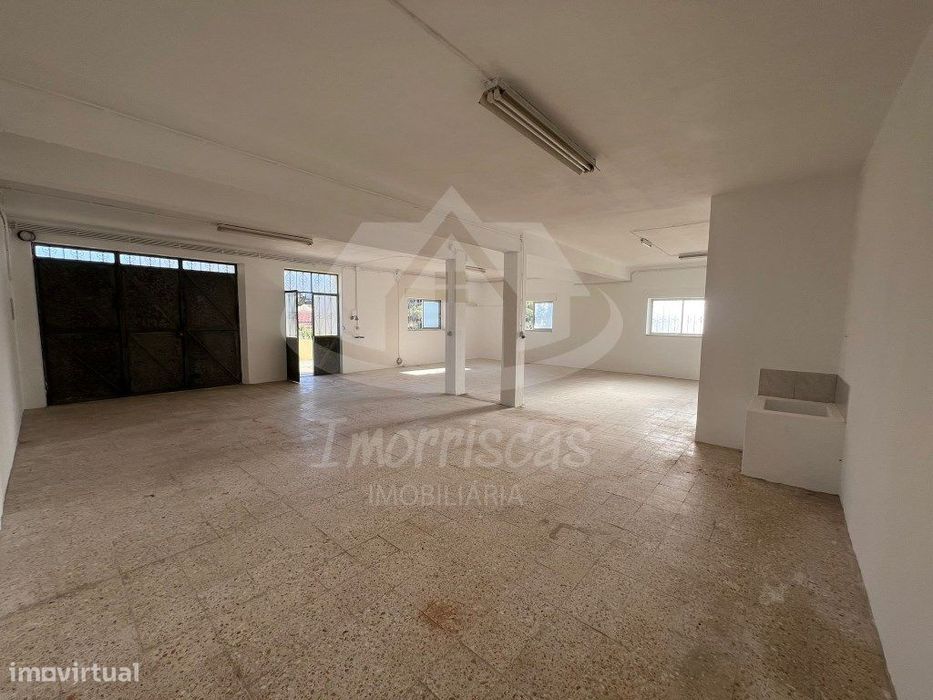 Armazém com 110 m² para arrendamento em São João da Talha