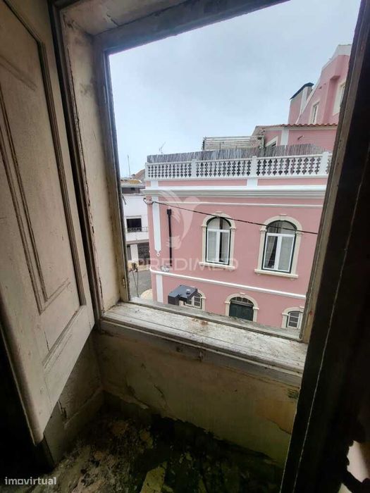 Prédio de 3 Andares na Ribeira de Santarém