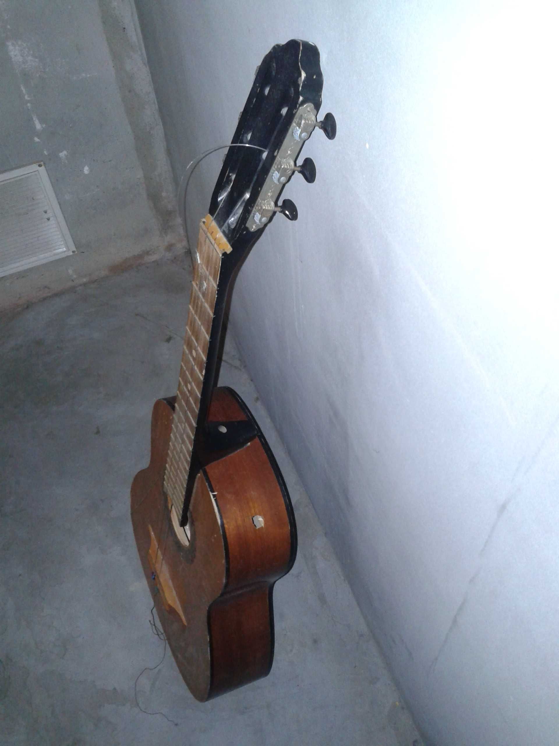 Gitara do dekoracji podniszczona