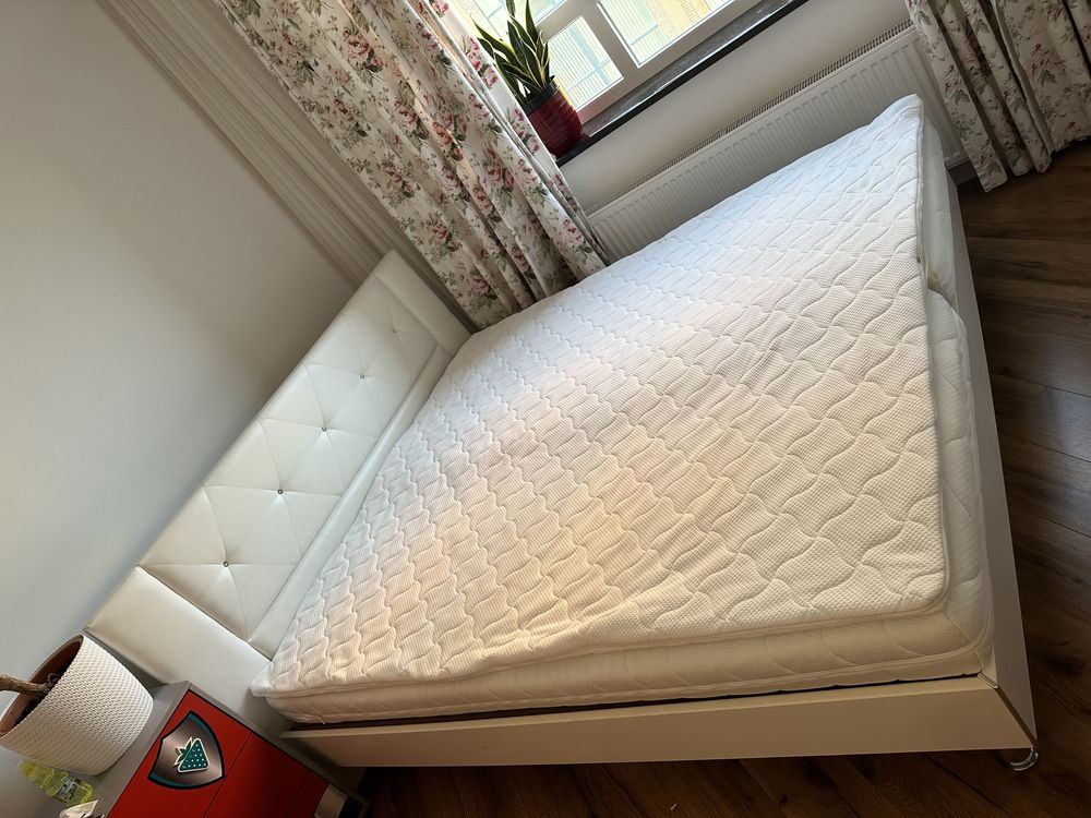 Двоспальне ліжко біле