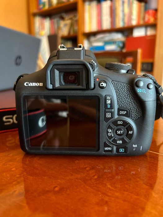 Máquina Fotográfica Reflex Canon EOS 2000D