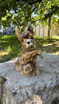Фарфоровая красивая статуэтка собака