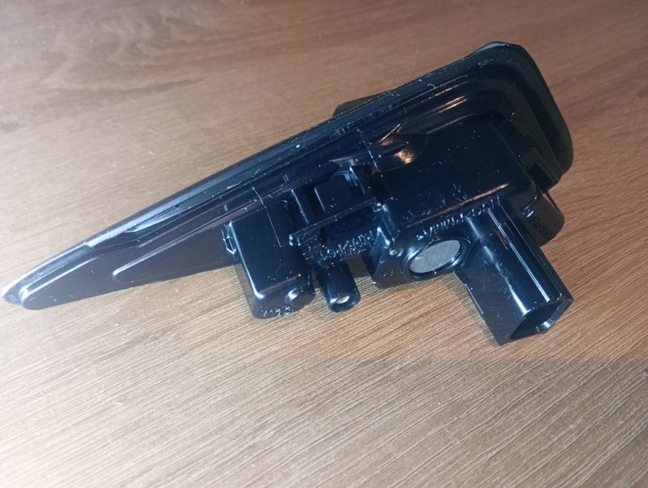 Камера в крило права Model Y. 2020-2023.