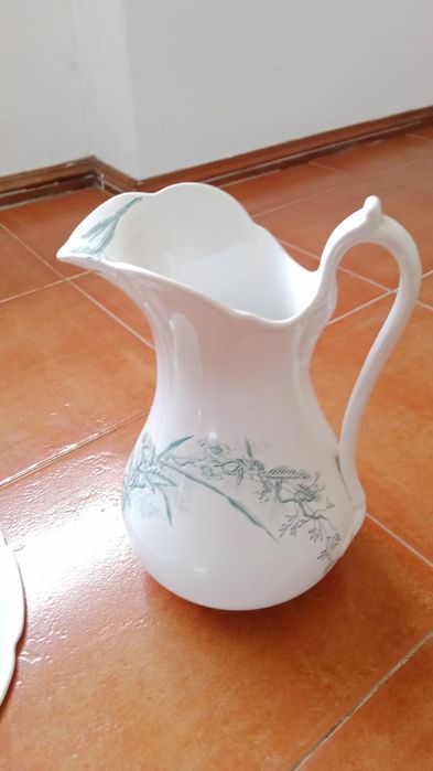 Conjunto de lavatório antigo