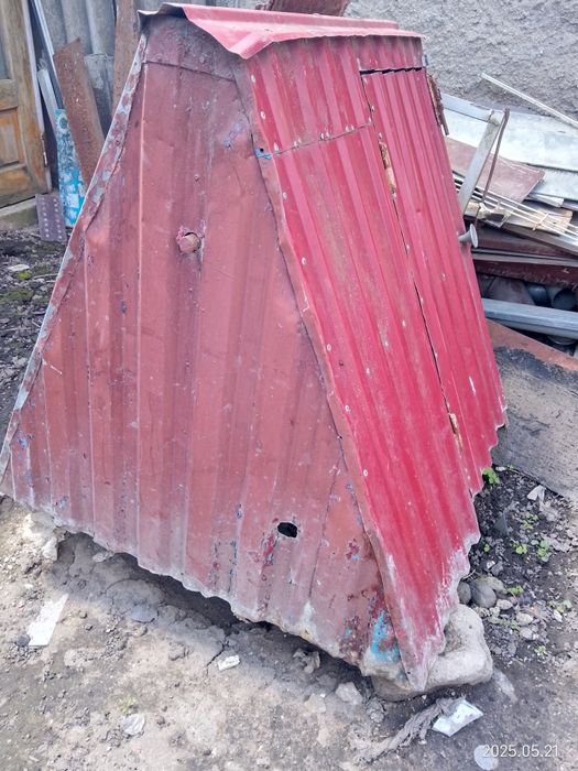 Верх колодязя повністю металевий, з корбою