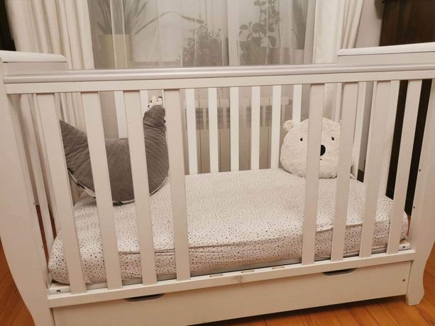 Białe łóżeczko dla dziecka z wygodnym materacem
