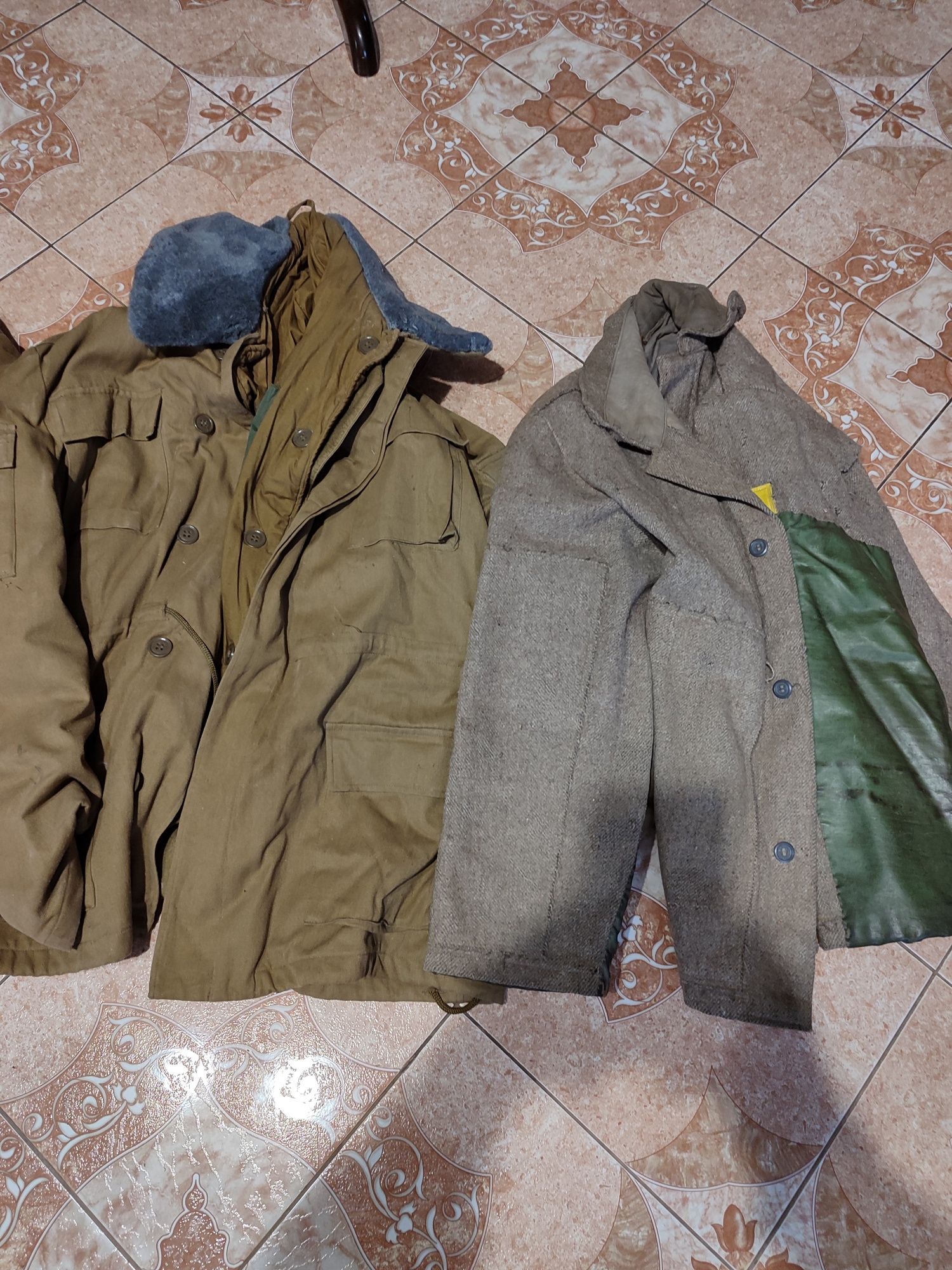 Продам куртки разные и др амуниц.