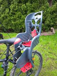 Fotelik rowerowy z kaskiem dla dziecka.