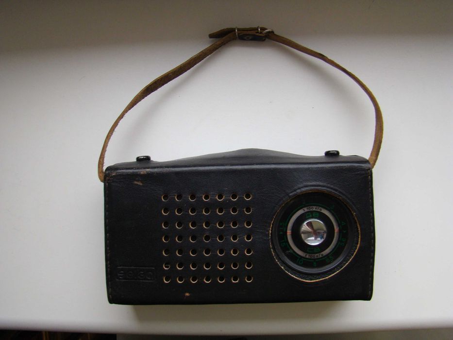 Радиоприемник Selga-404 в кожаном чехле для переноски из СССР.