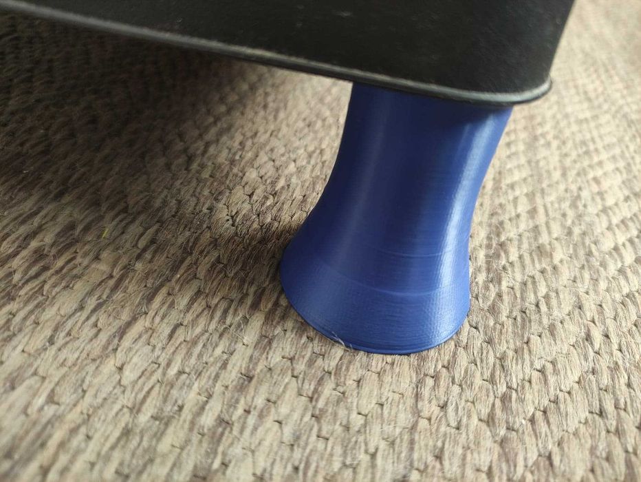 4 nóżki do regału plastikowego.