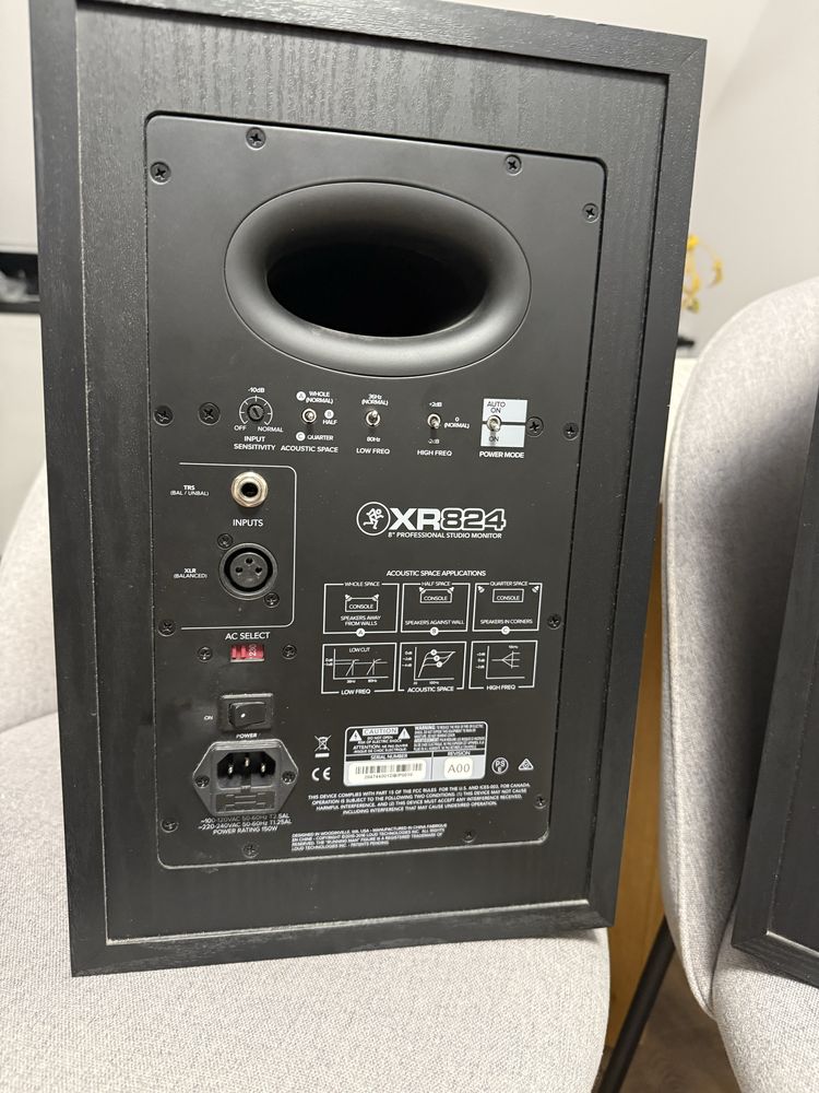 Mackie monitory XR824