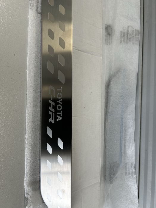 Aluminiowe listwy na progi Toyota C-HR 16-23r ORYGINALNE