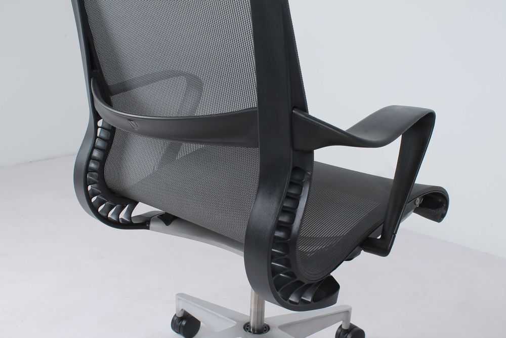 Cadeira modelo SETU da Herman Miller