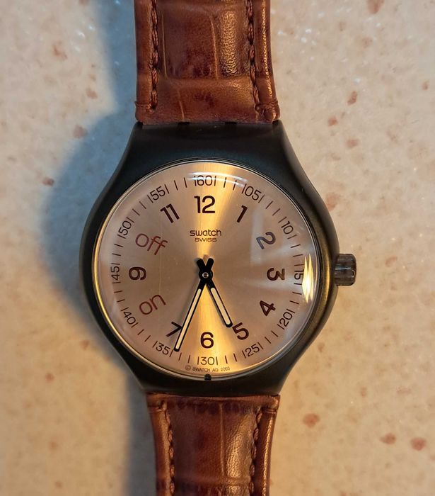 Relógio Swatch fundo bege e bracelete pele castanha, impecável