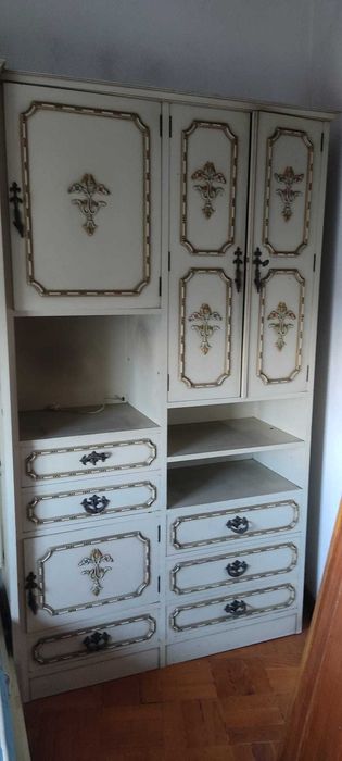 Móvel com roupeiro e gavetas
