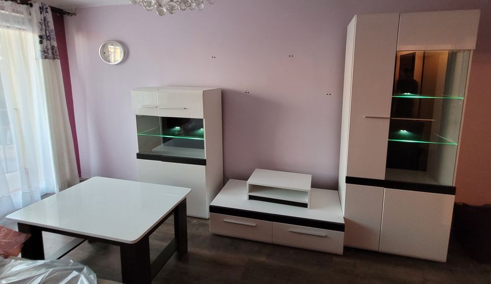 Zestaw mebli, szafka RTV, podswietlanae witrynki