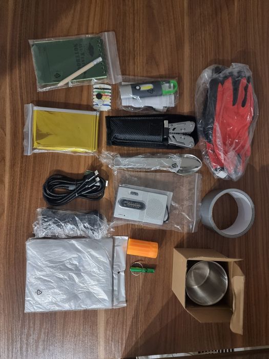 Zestaw ucieczkowy, turystyczny, wyprawowy, ewakuacyjny, survivalowy